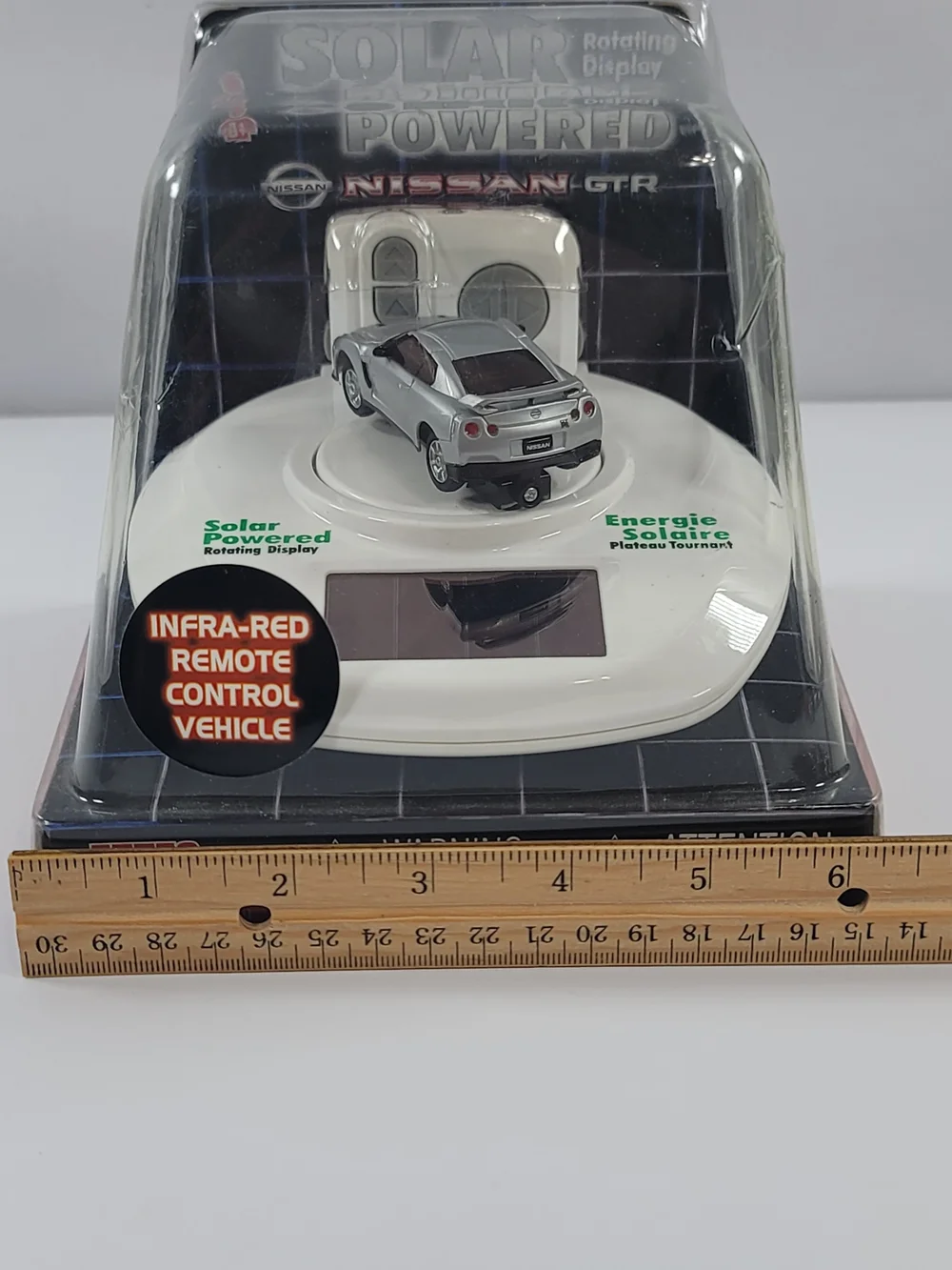 Eztec Infra-Red Remote Control Nissan GT-R With solar-powered rotating display